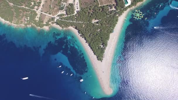Aerial view of Zlatni Rat beach — Stock Video