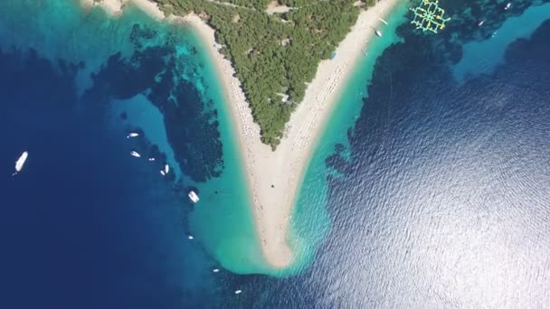 Vista aérea da praia de Zlatni Rat — Vídeo de Stock