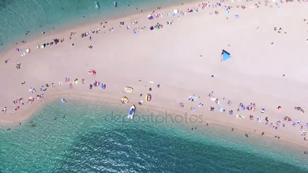 Luchtfoto van Zlatni Rat strand — Stockvideo
