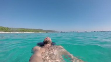 Adam suyun yüzeyine Yüzme