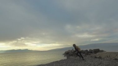 Plaj boyunca koşan adam