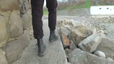 Çizmeli plaj boyunca yürüyüş kişi 