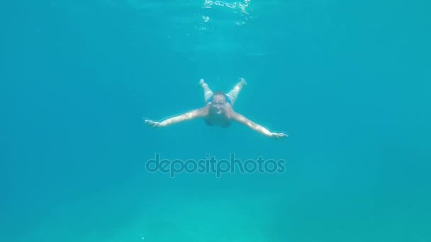 Женщина плавает под водой — стоковое видео