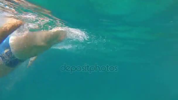 Mann schwimmt unter Wasser — Stockvideo