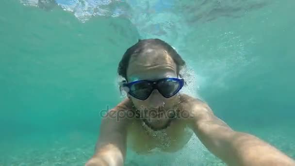 Hombre nadando bajo el agua — Vídeos de Stock