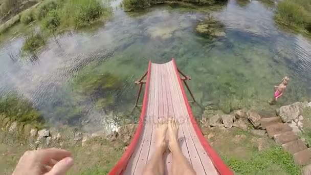 Nogi, schodząc na slajdzie do wody — Wideo stockowe