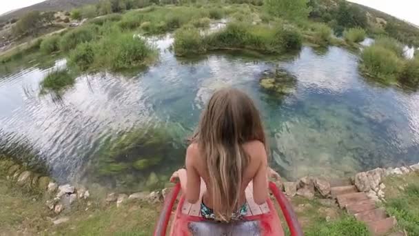 Ragazza scendendo scivolo nel fiume — Video Stock