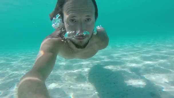 Hombre nadando bajo el agua — Vídeos de Stock