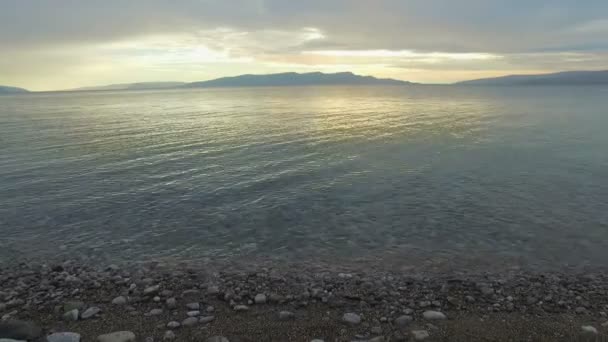 Morza i kamienistej plaży o zachodzie słońca — Wideo stockowe