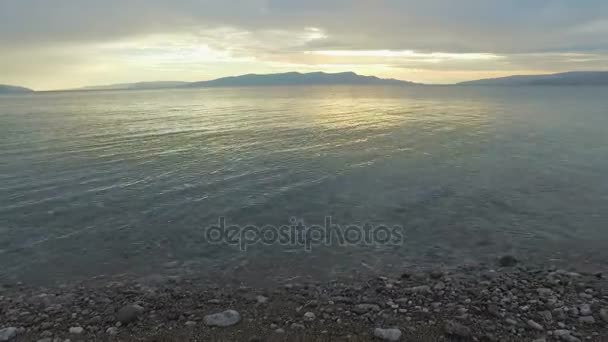 Morza i kamienistej plaży o zachodzie słońca — Wideo stockowe