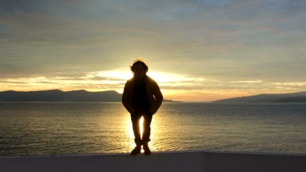 Man's silhouet springen bij zonsondergang — Stockvideo