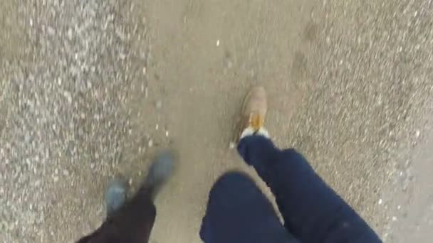 Mensen lopen met laarzen zandstrand strand — Stockvideo