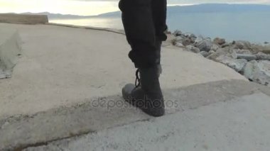 Çizmeli plaj boyunca yürüyüş kişi 