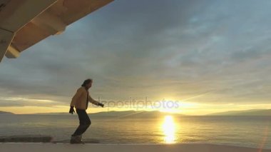 Adam deniz duvara atlama 