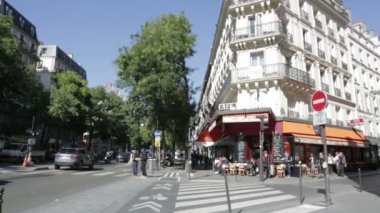 Paris'te meşgul sokak kafe köşesi