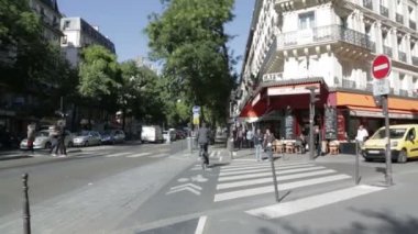 döngüsü lane Paris üzerinde geçen bisikletçi