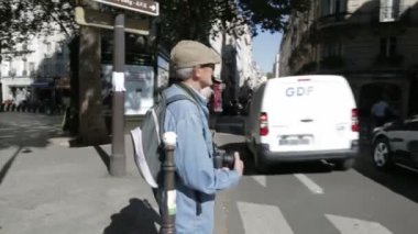  Paris'te karşıya Çift