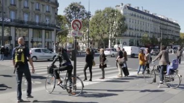 Yayalar ve bisikletliler zebra Trafik ışıklarında geçiş