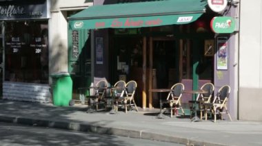 Adam boş terasında karşıya