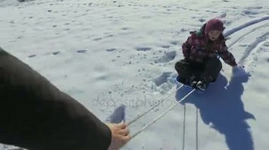 Baba çekerek kız kızak üzerinde