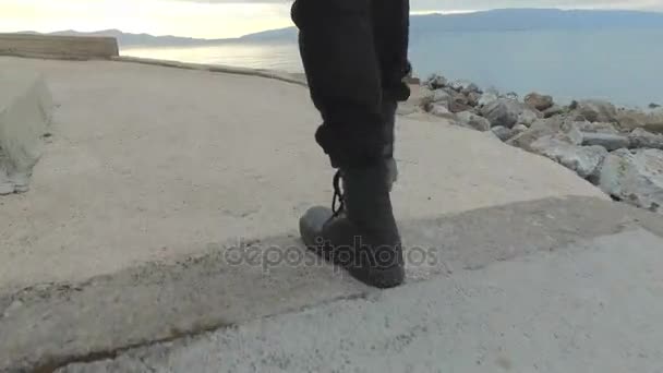 Avec De Plage Le La Long Des Marche Personne Qui Bottes 3L54RjqcA