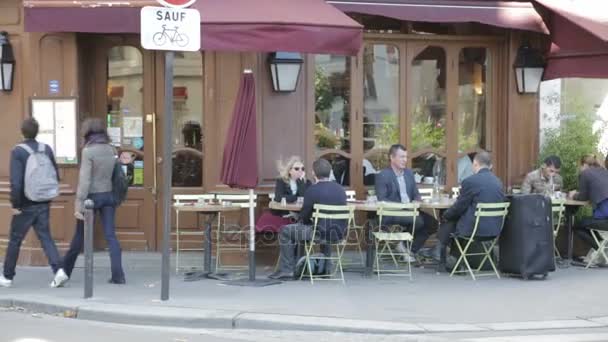 繁忙的街头咖啡馆在巴黎 — 图库视频影像
