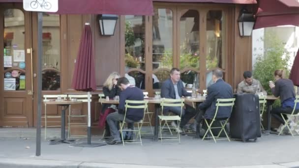 Upptagen street café i Paris — Stockvideo