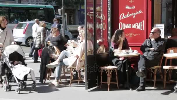 Anciana empujando cochecito en el centro de París — Vídeos de Stock