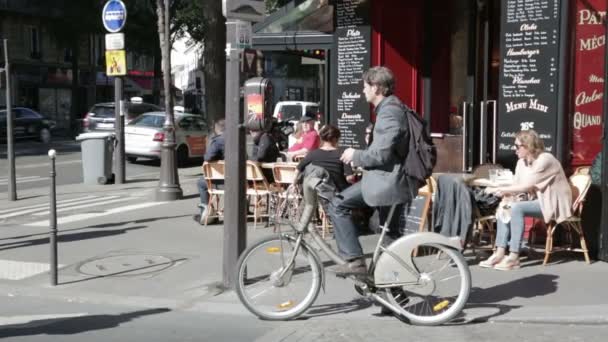 Уличное кафе с велосипедистом на Велибе — стоковое видео
