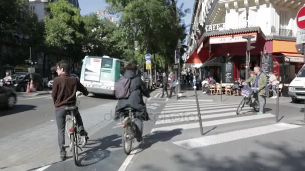 Ciclista que pasa en carril bici en de París — Vídeo de stock