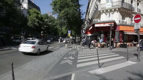 Cyclist passing on cycle lane in of Paris — Stock Video
