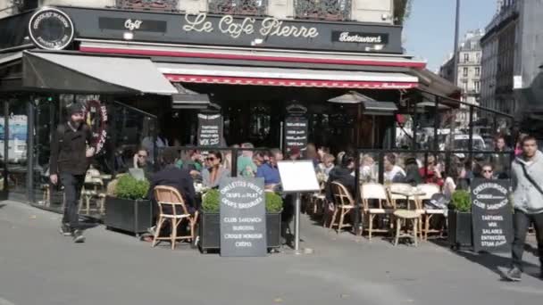 Upptagen street café i Paris — Stockvideo