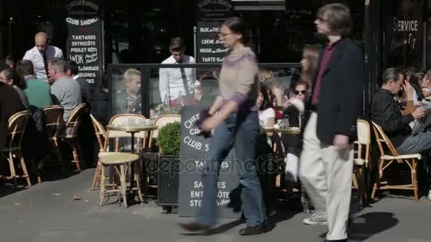Upptagen street café i Paris — Stockvideo