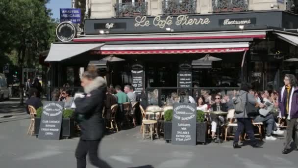 Busy street cafe in Paris — Stock Video