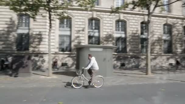 Cyclist on Place de la Republique, Paris — Stock Video