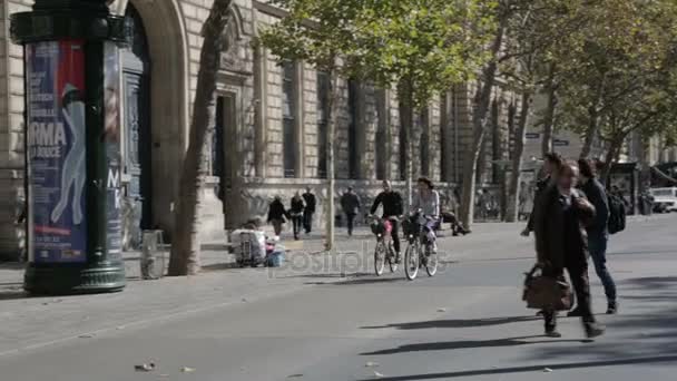 Peatones en la Place de la Republique, París — Vídeo de stock