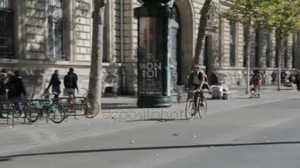 Ciclista en Place de la Republique, París — Vídeos de Stock