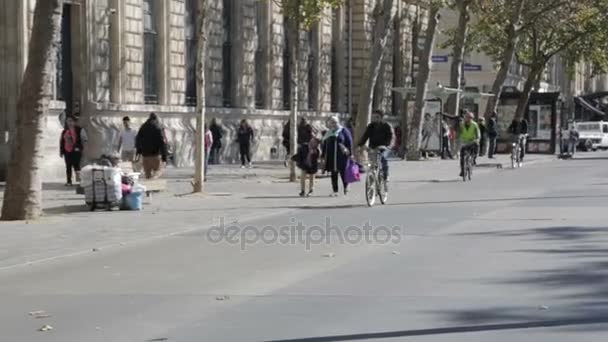 巴黎共和国广场上的骑自行车者 — 图库视频影像