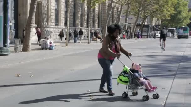 Femme poussant l'enfant dans la poussette — Video