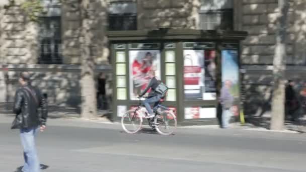 Велосипедист на площади Республики, Париж — стоковое видео