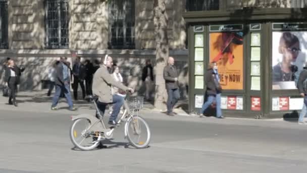 Place de la Republique, Paris 'te bisikletçi — Stok video