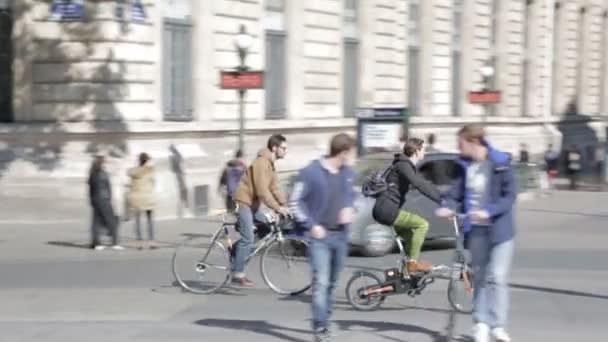 Ciclisti su Place de la Republique, Parigi — Video Stock