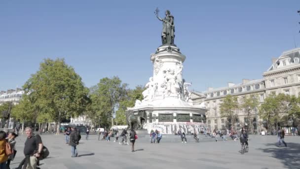 行人在共和广场，巴黎 — 图库视频影像