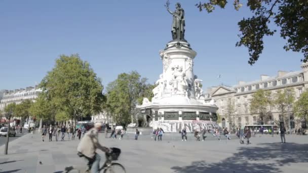 Pedestrians on Place de la Republique, Paris — Stock Video