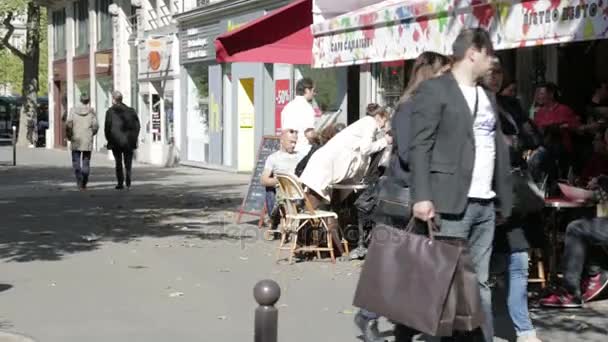 Busy street cafe in Paris — Stock Video