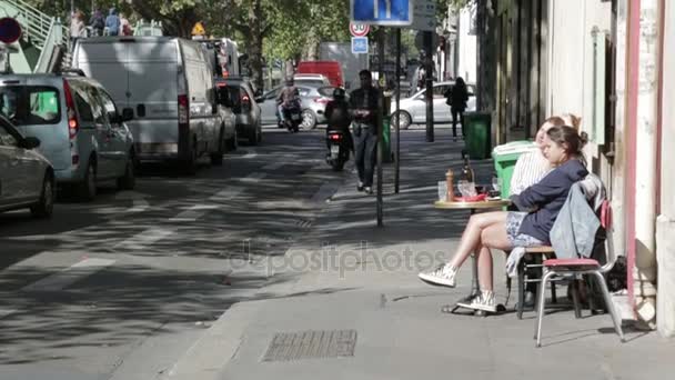 Dziewczyny na tarasie przy ulicy w Paryżu — Wideo stockowe