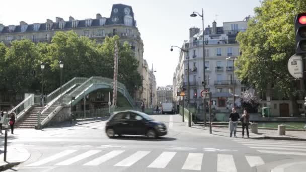 Транспортный мост у канала Сен-Мартен — стоковое видео