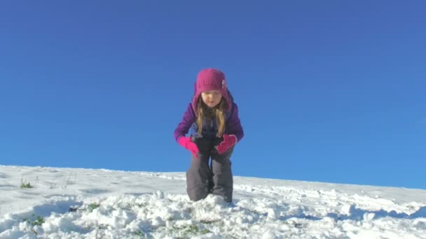 Mädchen springt in den Schnee — Stockvideo