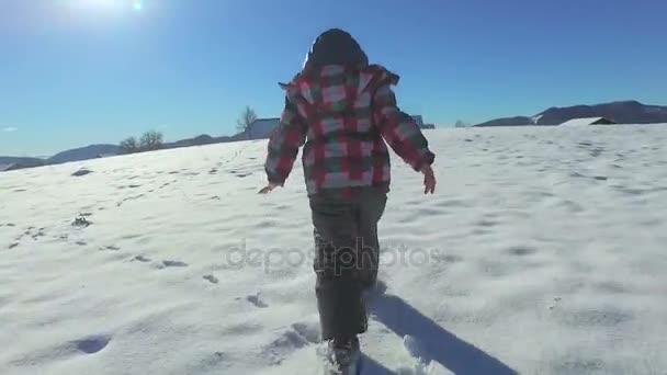 Девушка бежит по снегу — стоковое видео