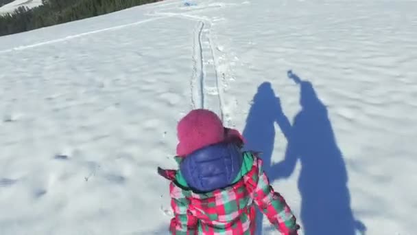 Chica corriendo jugando en la nieve — Vídeo de stock